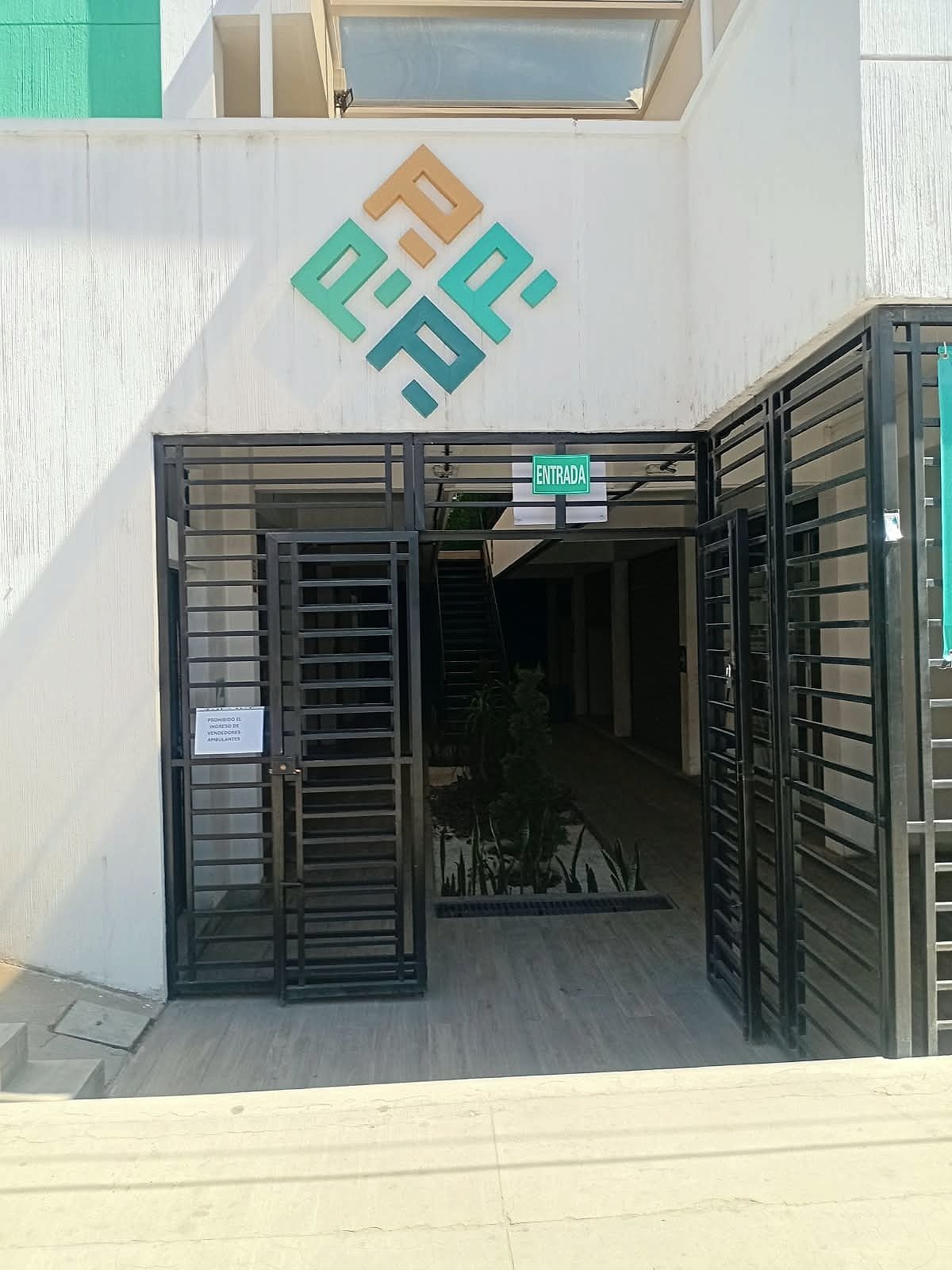 Acceso interior de Empresarial El Progreso con su isotipo visible